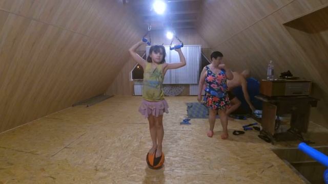 Фрактальные упражнения с жгутом сверху.