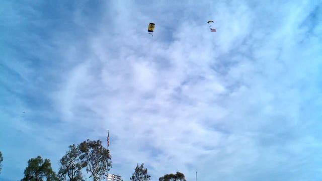 Paratroopers landing at the Rose Bowl pre-game смотреть онлайн