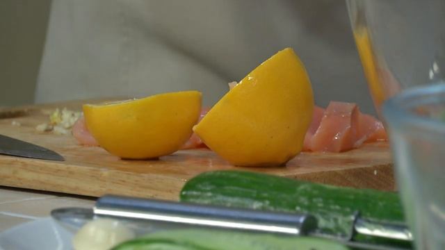 Сливочный суп с лососем и салат с малосольной неркой и картофелем. Кулинарное шоу "Магия Кухни"! смотреть онлайн