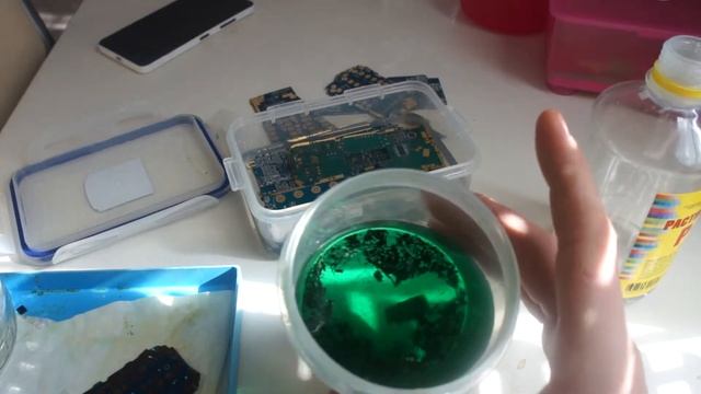 Сериал Эксперимент Снимаем золото с 10 телефонов при помощи домашних средств часть 2 - платы. смотреть онлайн