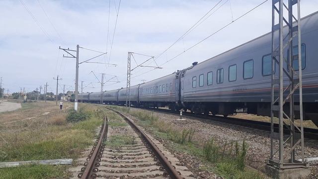 ЧМЭ3Э-6220 с вагонами поезда Москва-Евпатория на перегоне Евпатория-Курорт - Евпатория-Товарная! смотреть онлайн