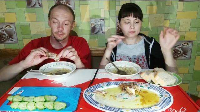 ДАЧНЫЙ МУКБАНГ ? РОЛЛТОН КУРИЦА ОГУРЦЫ смотреть онлайн