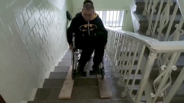 История инвалида на коляске #001: как смастерить пандусы для подъема по лестнице в доме без лифта смотреть онлайн