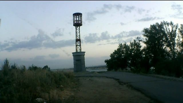 Дорога к маяку через платину на Волге