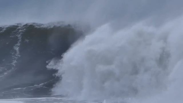 Voilà ce qui est arrivé au gardien de cette photo d’un phare frappé par une vague de 30 mètres ! смотреть онлайн
