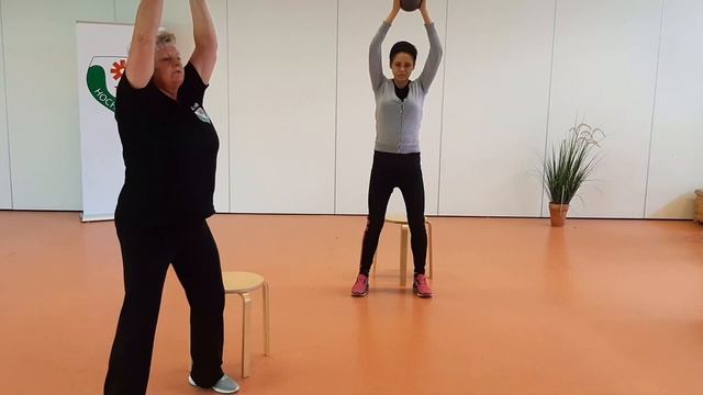 Übungen mit Redondo Ball oder selbstgebasteltem für Ältere mit Anita смотреть онлайн