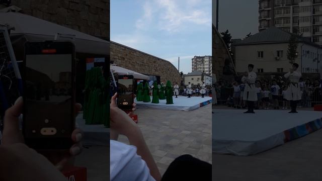 Человек на крыше! смотрит танцы даже двое 🤣🤣🤣увидели? смотреть онлайн