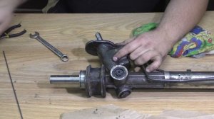 Как ПОДТЯНУТЬ рулевую рейку с ГУР ? Стоит ли ее РЕМОНТИРОВАТЬ ?