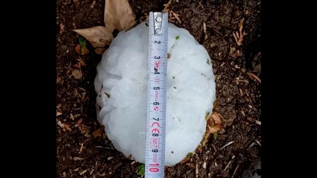 Небывалый град убил ребенка в Испании смотреть онлайн