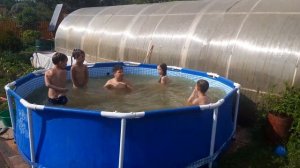 Лето 2021. Купание детей в бассейне на даче