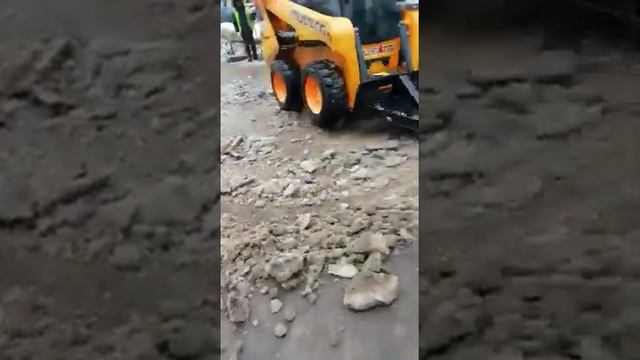 Мини погрузчик чистка снега и льда.Вывоз снега погрузка Выравнивание участка смотреть онлайн