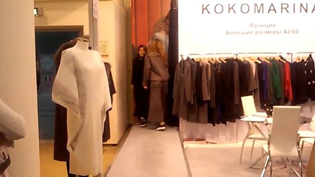 Девушки-близняшки красиво танцуют,меняя наряды один за другим :-) смотреть онлайн
