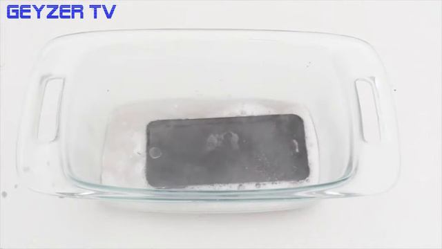 iPhone 7 поместили в супер мощную кислоту, а он работает!!! смотреть онлайн