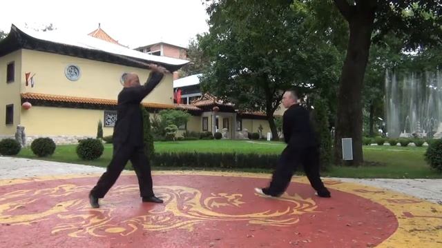 Фехтование с использованием двуручного меча мяо дао и палки бяньган смотреть онлайн