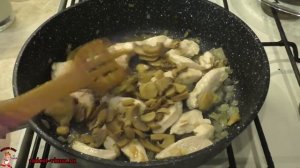 Макароны в сливочном соусе с грибами и сыром.