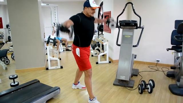 Отведение рук в стороны стоя с гантелями. Плечи смотреть онлайн
