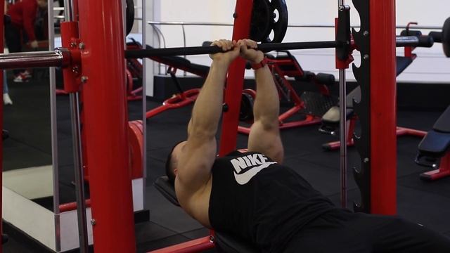 5.2. ТРИЦЕПС / Жим узким хватом в машине смита / техника выполнения упражнений смотреть онлайн