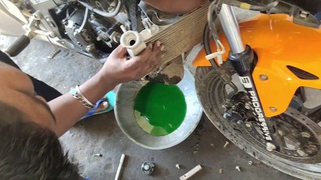 Honda cbr 150r service after 3.5 Year And 30,000+ K.M | Spark plugs change | смотреть онлайн