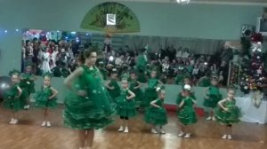 Танец маленьких ёлочек И не надо ёлочки забирать к себе домой