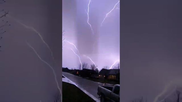 Восходящая молния в штате Канзас, США. смотреть онлайн