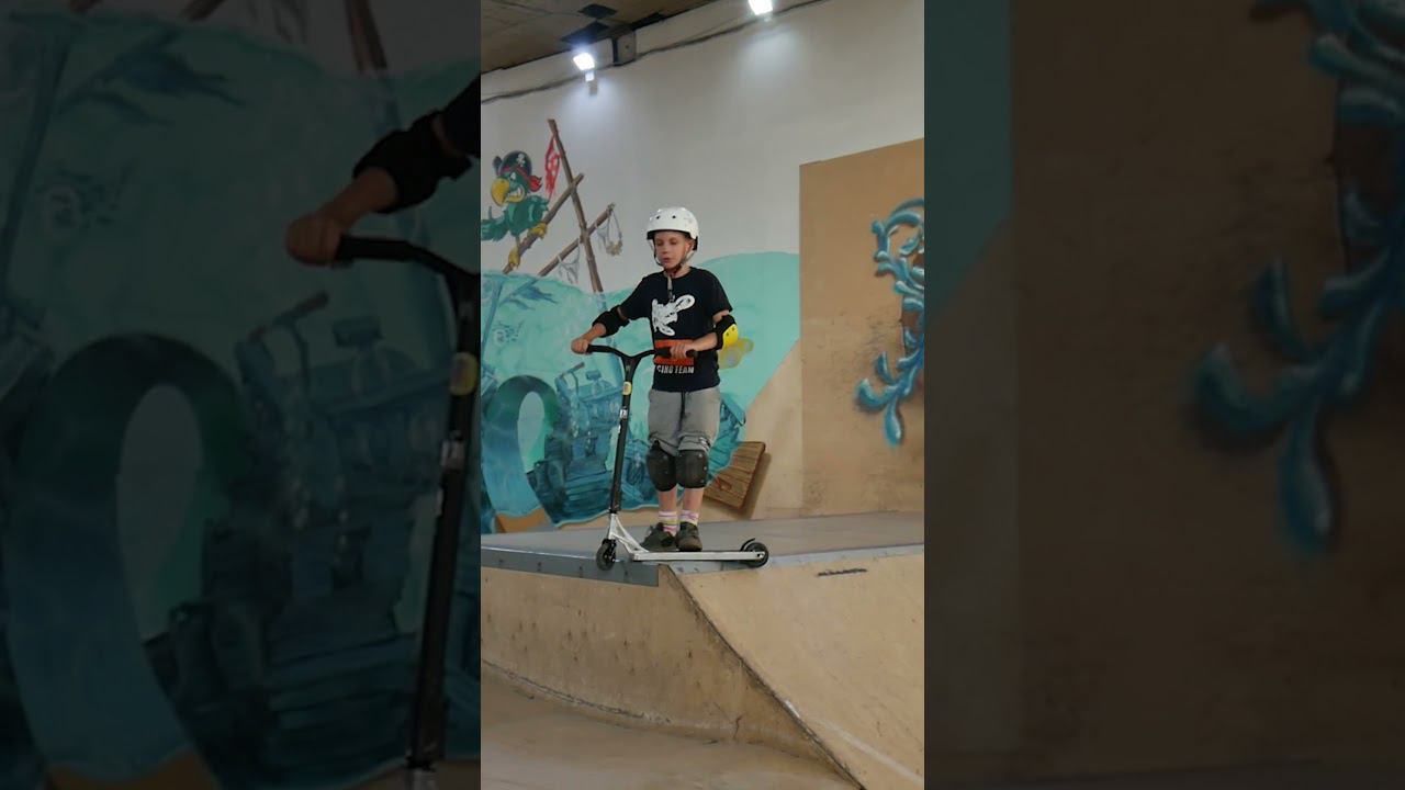 Трюки на самокате в крытом скейт парке BunnyHop смотреть онлайн