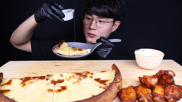 1KG!! 치즈폭탄 피자와 치킨 먹방ASMR MUKBANG GIANT CHEESY PIZZA & BBQ CHICKEN チーズピザ バーベキューチキン eating sounds смотреть онлайн