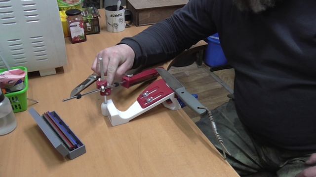 Одна точилка и много ножей но всё очень Просто.....потому что ЖУК - это точилка!!! смотреть онлайн