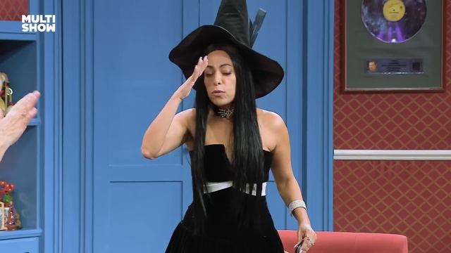 O SACI tá SOLTO! Jéssica tá desesperada pra salvar festa de HALLOWEEN! ⚰️ | Vai que Cola | Multisho смотреть онлайн