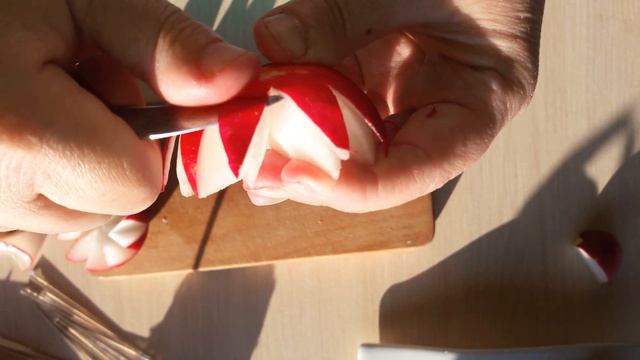 Карвинг из того что есть на кухне во время карантина. Урок 5: Цветы из редиски. смотреть онлайн
