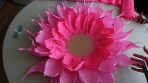 Огромный цветок из гофрированной бумаги для оформления фотозоны.