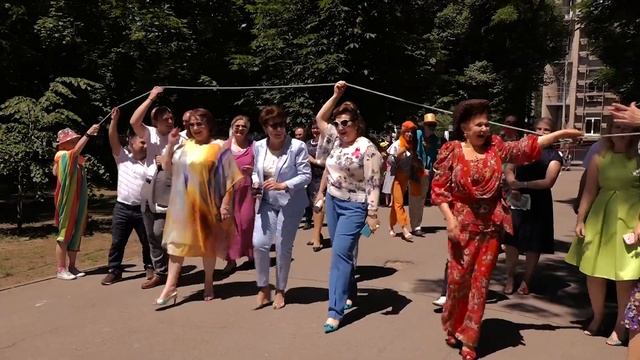Плескательный бассейн в парке им. В. Черевичкина открыли в День защиты детей смотреть онлайн