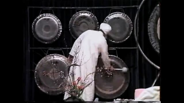 Yogi Bhajan vs Jens Zygar gonging 1990 смотреть онлайн