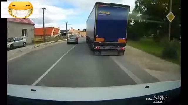 Камеры поймали очень странные вещи на дорогах