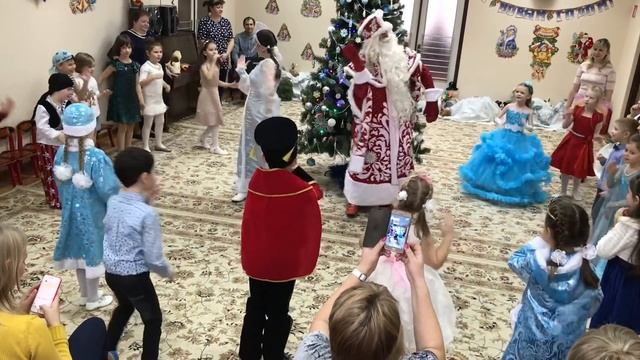 Самый ВЕСЕЛЫЙ Дед Мороз !!! Новогодний Утренник в Детском саду  № 763