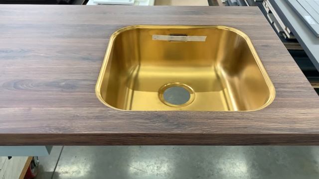 Odissey | Столешница с кантом из ламината HPL AE761 с подклееной золотой мойкой Omoikiri смотреть онлайн