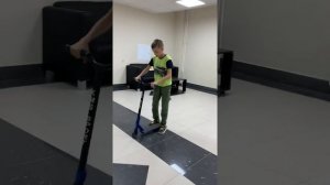 180 на заднем колесе. Обучение на трюк на трюковом самокате.