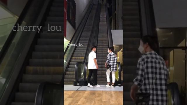 Девушка боится подняться на эскалаторе #фобия #страх #фобии смотреть онлайн