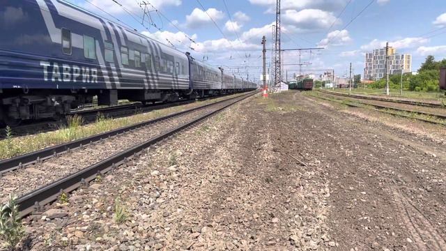Электровоз ЭП1М-523 следует по станции Рязань-2 с поездом Москва - Керчь. смотреть онлайн