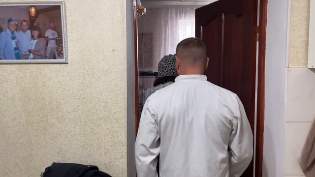 Люську и Жорика пришел проведать доктор Василий! Он доволен их здоровьем!