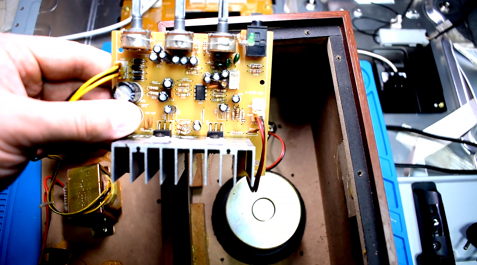 Ремонт колонки Sven sps-610 смотреть онлайн