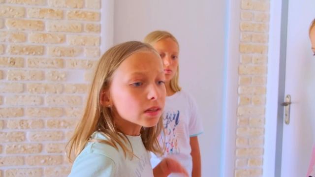КАК ДЕВОЧКИ ПОПАЛИ на ОТДЫХ?? Марго и Виола на МОРЕ!! смотреть онлайн