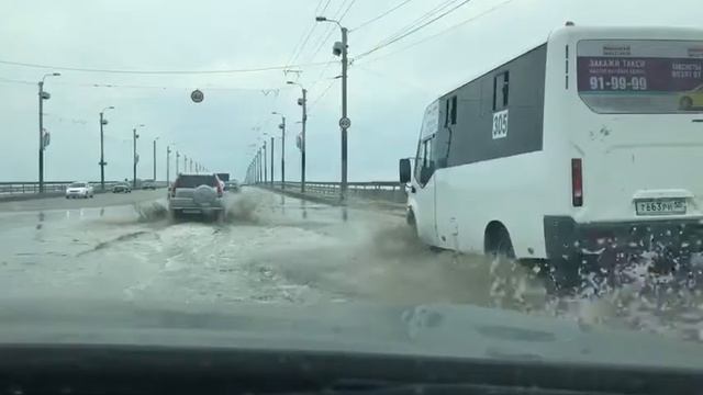 Машины плывут по мосту после прорыва трубы Омск 08.06. смотреть онлайн
