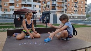 Ника и Тая играют в бутылочку!