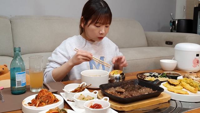 🍱상다리 뿌러지는 19찬 LA갈비 집밥한상🥘 전통시장 털어차린 명절st 한식밥상 먹방 혼술 KOREAN HOMEMEAL MUKBANG ASMR EATINGSHOW REALSOUN смотреть онлайн