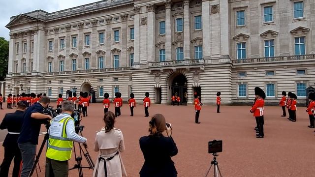 Changing Guards at Buckingham Palace in London 2021 смотреть онлайн