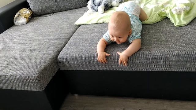 Реакция ребёнка на пылесос Xiaomi Mi Vacuum.The child's reaction to the Xiaomi robot vacuum cleaner смотреть онлайн