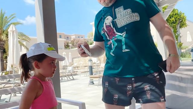 ПРЯТКИ ПО ЦВЕТАМ В ОТЕЛЕ/Видео Анютка малютка смотреть онлайн