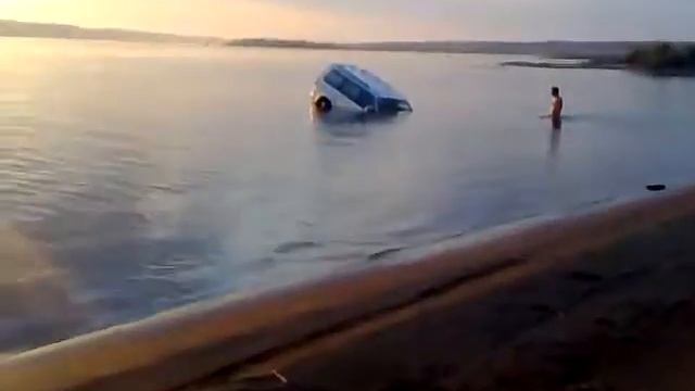 Чудак утопил внедорожник смотреть онлайн