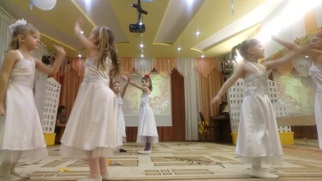танец "Капельки" , дети 5-6 лет, 25.11.2016 . Хореограф Софья Демидова. смотреть онлайн