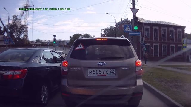 Наглый лезет на поворот со 2го ряда смотреть онлайн